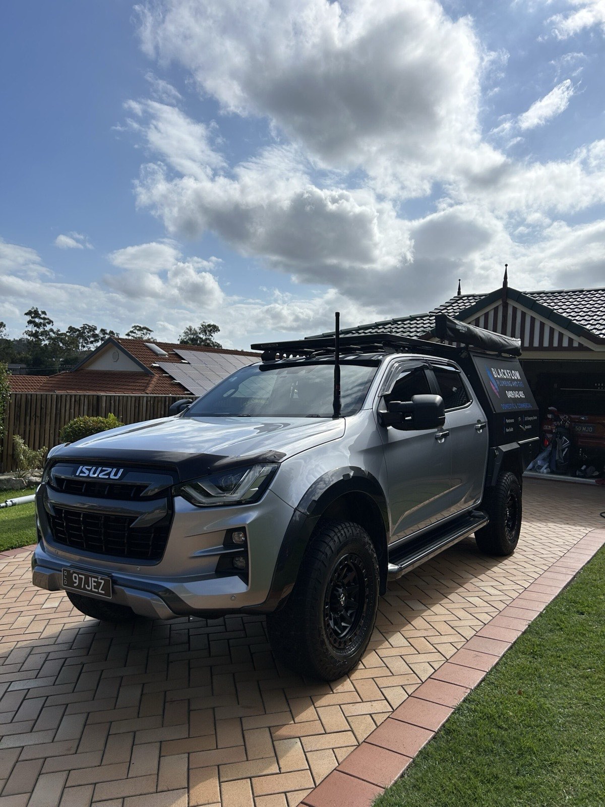 Isuzu D-Max 4WD with rack, cleaned and finished